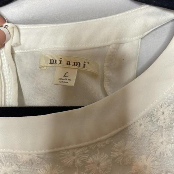 Mi Ami WHITE FLOWER EMBROIDERED CHIFFON DRESS (L) - Picture 5 of 6